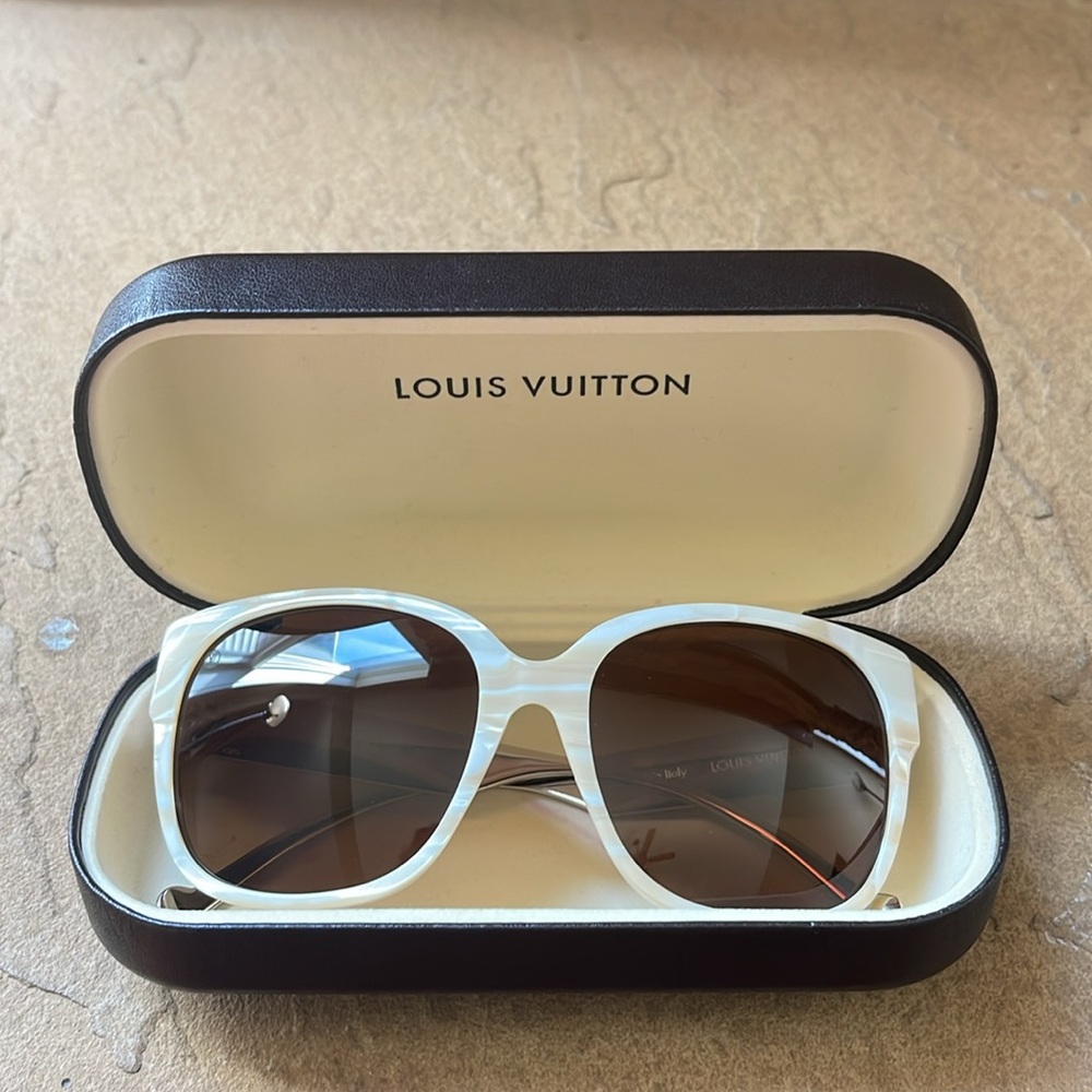 LV Round Sunglasses - Picture 3 of 10